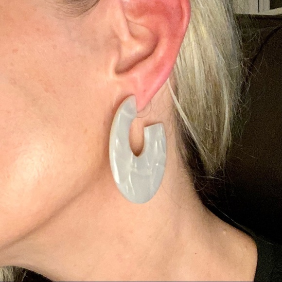 🤍BaubleBar White Acrylic Disc Earrings - Picture 2 of 8